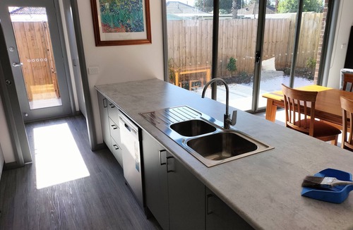 Norlane House | Modern Geelong Unit (orange)