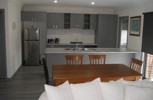 Norlane House | Modern Geelong Unit (orange)