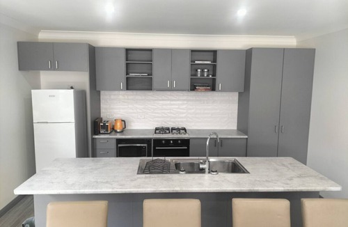 Norlane House | Modern Geelong Unit (red)