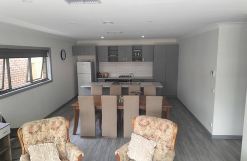 Norlane House | Modern Geelong Unit (red)