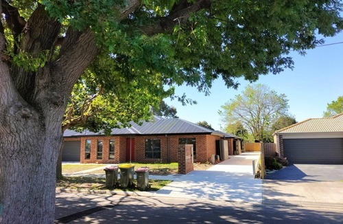 Norlane House | Modern Geelong Unit (red)