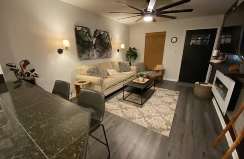 Hattiesburg House | Modern Gem Getaway