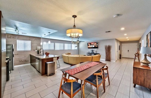 Rancho Oakey House | Modern Gem near Down Town