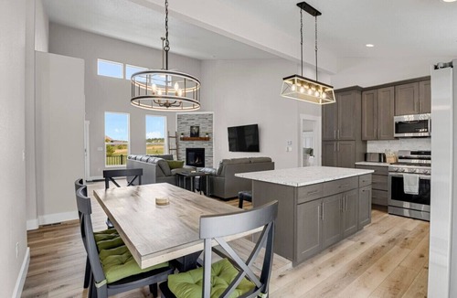 Florissant House | Modern Getaway | Hot Tub | Fireplace | Dog-Friendly