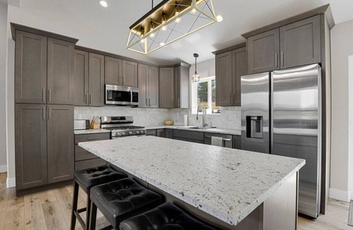 Florissant House | Modern Getaway | Hot Tub | Fireplace | Dog-Friendly