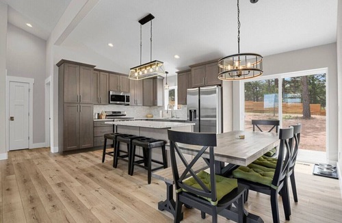 Florissant House | Modern Getaway | Hot Tub | Fireplace | Dog-Friendly