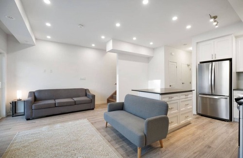 Newmarket House | Modern Getaway with Smart TVs Laundry & Workspace