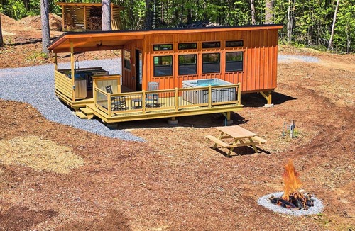 Oxford Cabin | Modern Glamping Cabin with Hot tub