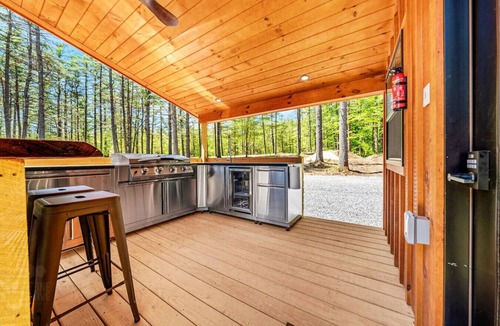 Oxford Cabin | Modern Glamping Cabin with Hot tub