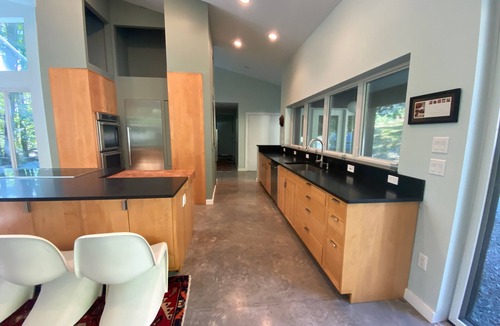 Damascus House | Modern Glass Riverfront Three Bedroom Home