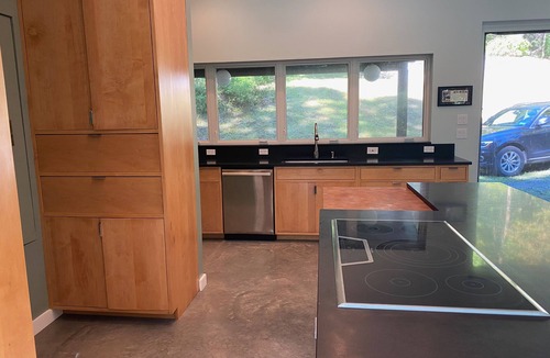 Damascus House | Modern Glass Riverfront Three Bedroom Home