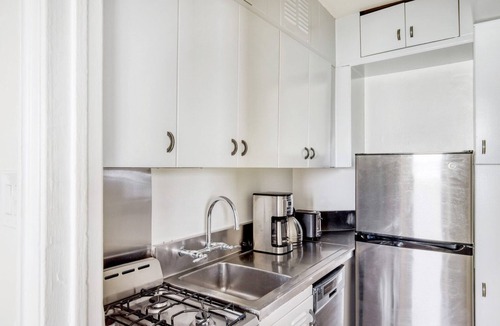 Gold Coast Apartment | Modern Gold Coast 1BR w/Doorman & Gym, 2 blocks to L, by Blueground
