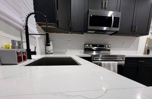 Houston House | Modern Gold Oasis Spacious 3BR Close to Downtown
