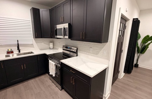Houston House | Modern Gold Oasis Spacious 3BR Close to Downtown