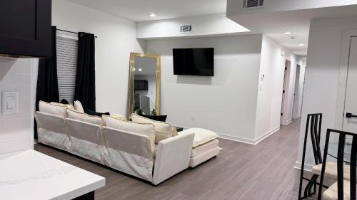 Houston Apartment | Modern Gold Oasis Spacious 3BR Close to Downtown