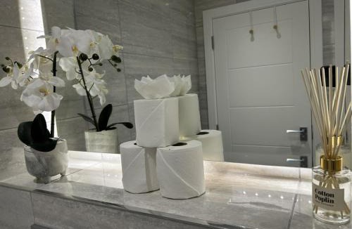 Runnymede House | Modern Ground Floor Apartment with Parking