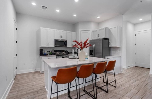 University Hills and Windsor Park House | Modern Group Stay with Comfy Beds, Big Couch & Fully Stocked Kitchen