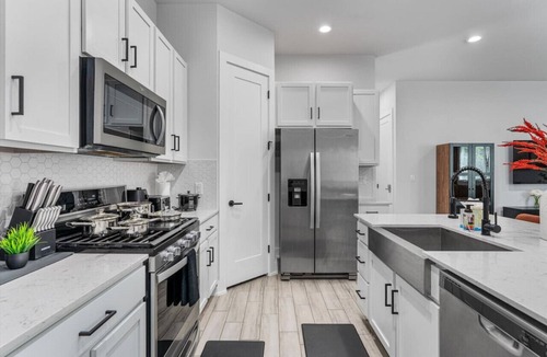 University Hills and Windsor Park House | Modern Group Stay with Comfy Beds, Big Couch & Fully Stocked Kitchen