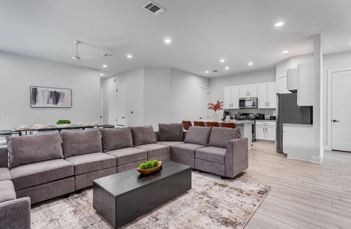 University Hills and Windsor Park House | Modern Group Stay with Comfy Beds, Big Couch & Fully Stocked Kitchen