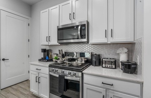 University Hills and Windsor Park House | Modern Group Stay with Comfy Beds, Big Couch & Fully Stocked Kitchen