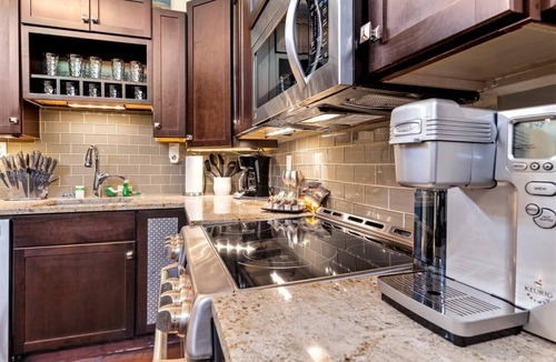 Clarksville House | Modern Guest House - EV charger. Great Location