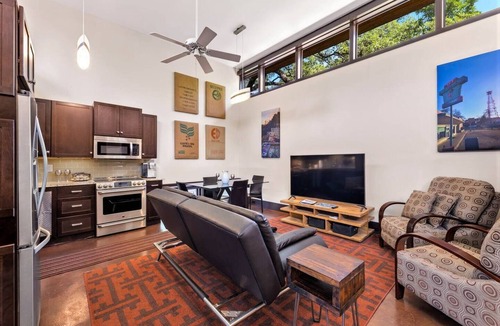 Clarksville House | Modern Guest House - EV charger. Great Location