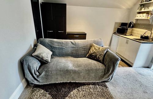 Bishops Cannings Apartment | Modern Guest House in Devizes Quiet and Pleasant Location