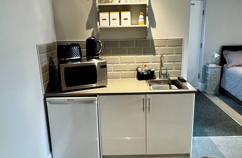 Bishops Cannings Apartment | Modern Guest House in Devizes Quiet and Pleasant Location