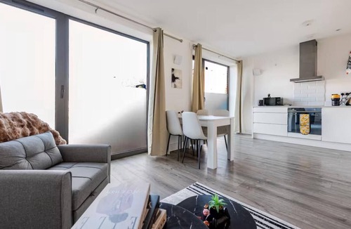 Victoria Apartment | Modern Hackney Apartment| with Lift & Patio