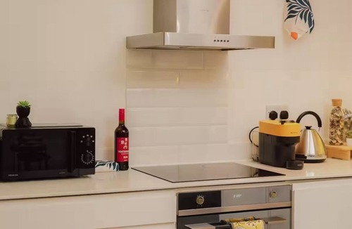 Victoria Apartment | Modern Hackney Apartment| with Lift & Patio