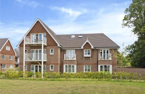 East Molesey Apartment | Modern Hampton Hideaway