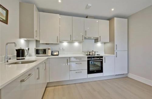 East Molesey Apartment | Modern Hampton Hideaway