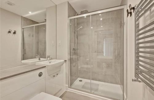 East Molesey Apartment | Modern Hampton Hideaway