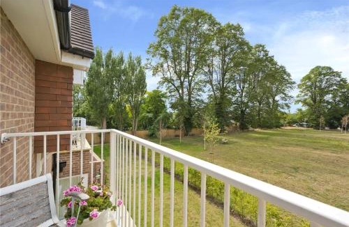 East Molesey Apartment | Modern Hampton Hideaway