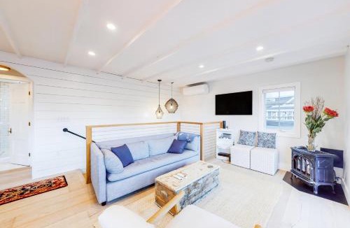 Rockland House | Modern Harbor Retreat