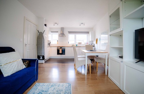 Hatfield Apartment | Modern Hatfield|2 Bed|Up To 30% Off