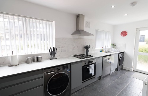 Newport House | Modern Haven, Sleeps 6, Free Parking, Central.