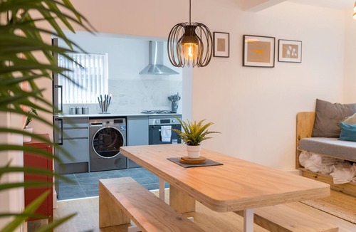 Newport House | Modern Haven, Sleeps 6, Free Parking, Central.