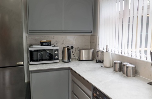 Newport House | Modern Haven, Sleeps 6, Free Parking, Central.