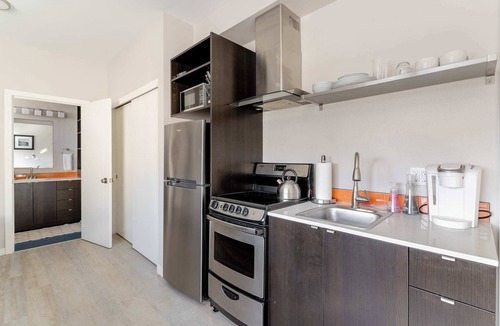Belmont Apartment | Modern Hawthorne Studio - Food Carts & Local Shops