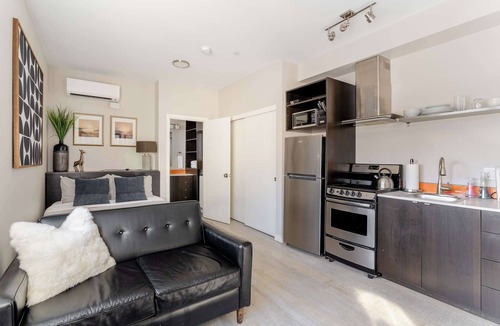 Belmont Apartment | Modern Hawthorne Studio - Food Carts & Local Shops