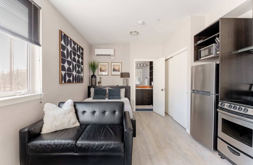 Belmont Apartment | Modern Hawthorne Studio - Food Carts & Local Shops