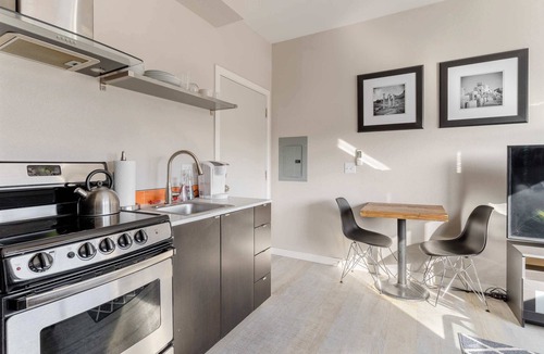 Belmont Apartment | Modern Hawthorne Studio - Food Carts & Local Shops