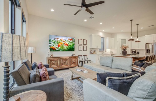 Mahncke Park House | Modern,Heated Pool to Hot Tub Temps. Near Pearl/Riverwalk