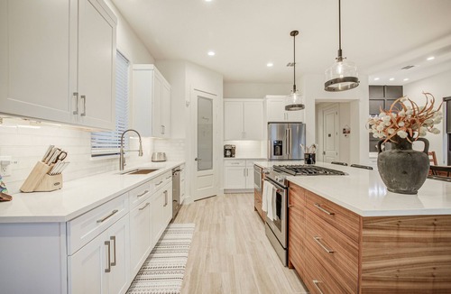 Mahncke Park House | Modern,Heated Pool to Hot Tub Temps. Near Pearl/Riverwalk