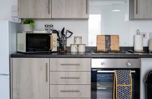 George Green Apartment | Modern Heathrow 2 Bed 2 Bath Serviced Apartment