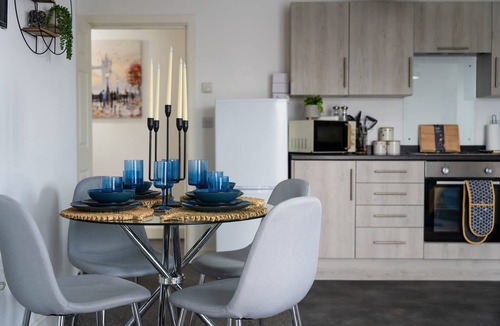 George Green Apartment | Modern Heathrow 2 Bed 2 Bath Serviced Apartment