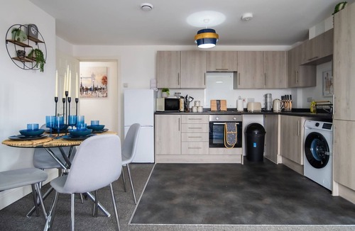 George Green Apartment | Modern Heathrow 2 Bed 2 Bath Serviced Apartment