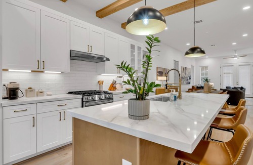 Shady Acres House | Modern Heights Home Sleeps 8 Garage Near Downtown Houston
