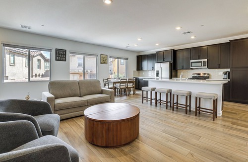 Mission Hills House | Modern Henderson Townhome w/Shared Backyard!